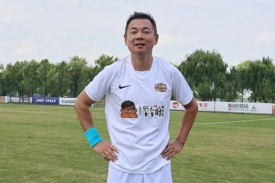 朱莉的前保镖托尼·韦伯是英国退役特种兵，也是一家保安公司的老板。