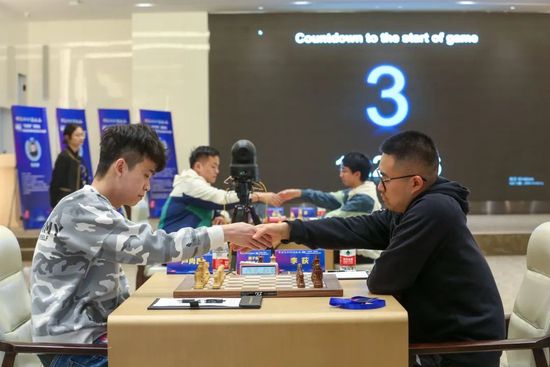 主题聚焦于“成长并非覆盖过去，而是让不同阶段的自我共存”。