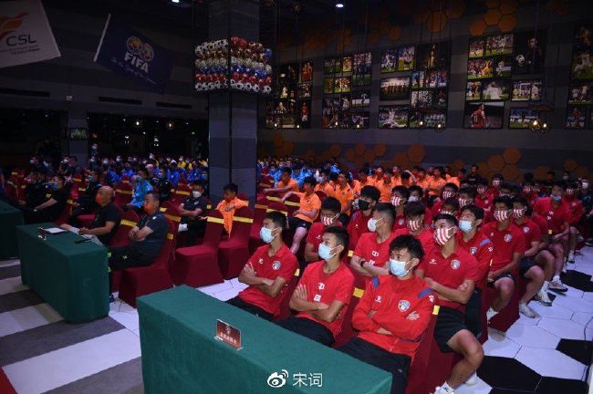 今年金鸡奖最值得被记住的一幕，是易烊千玺凭《小小的我》获得最佳男主角。