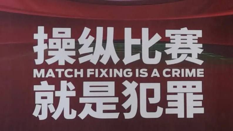 ”加朵还分享了一张穿着病服哺乳的照片，记录这段充满挑战但也充满希望的时刻。