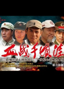 路透照中，甜茶饰演的青年版鲍勃·迪伦造型解锁，他身穿做旧的夹克外套，围着破烂的围巾，单手提着吉他，头顶贝 温暖延续！