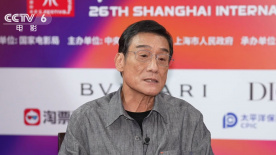 阿普顿身穿低胸长裙，巨乳呼之欲出，成功抢镜。